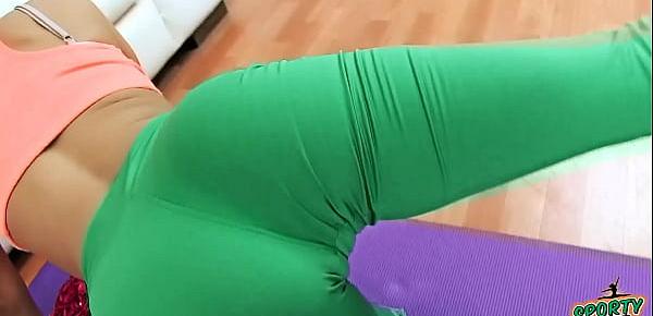  TIGHT ROUND ASS BABE in Tight Spandex Exposing Big Cameltoe What a Body!